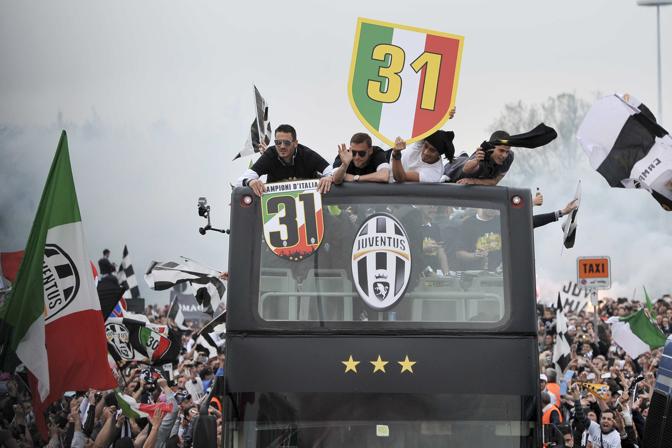 Bonucci, Marchisio e Giovinco celebrano lo scudetto della Juve sul pullman scoperto. Mettendo in mostra il numero 31: i titoli vinti sul campo secondo tifosi e club. LaPresse